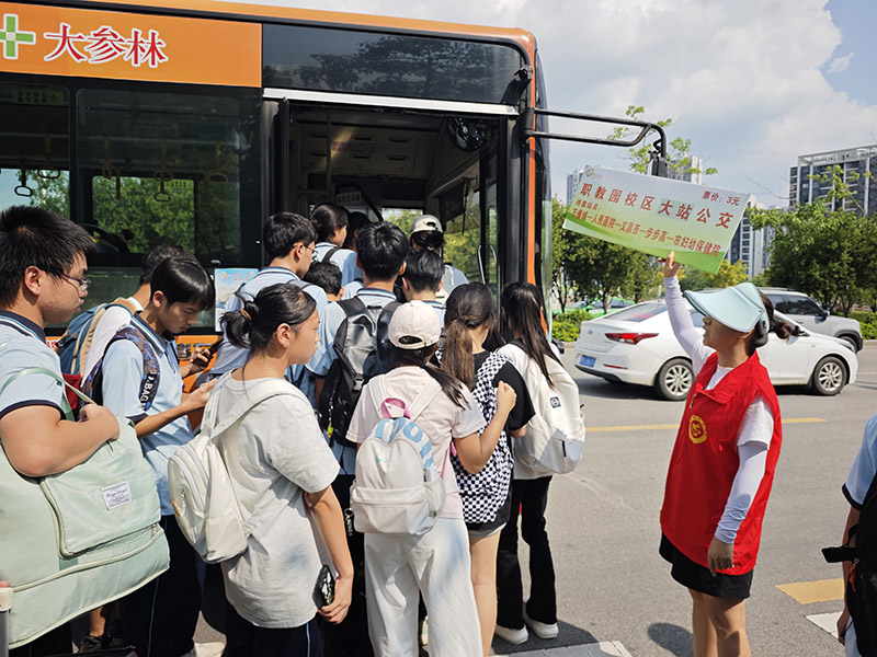 “十一”假期我在崗 | 公司多措并舉 “排兵布陣”，全力保障市民旅客順暢出行