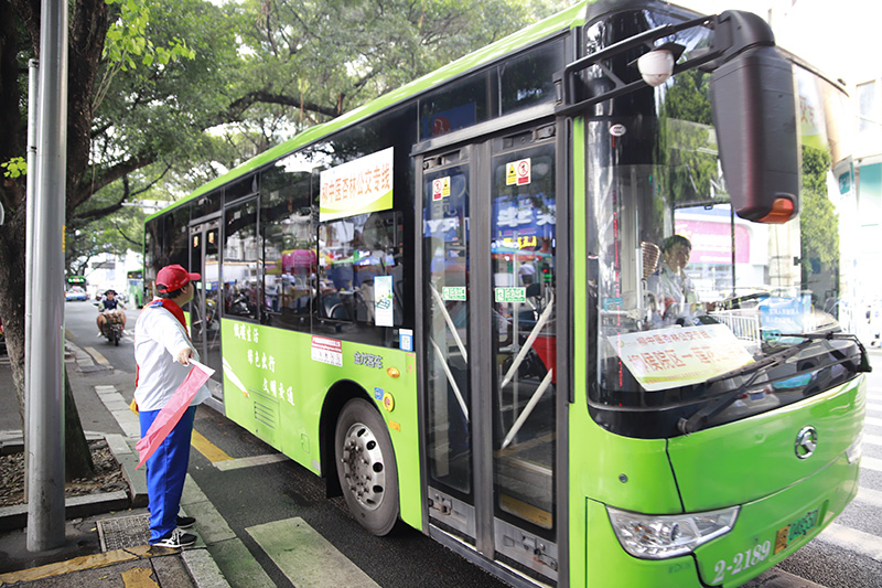 “五一”首日我市迎來旅游高峰，柳州公交  運送旅客30萬+.